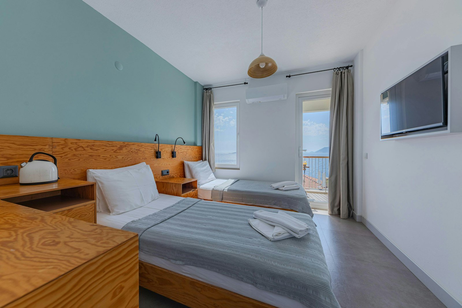 Bright twin-bed family hotel room