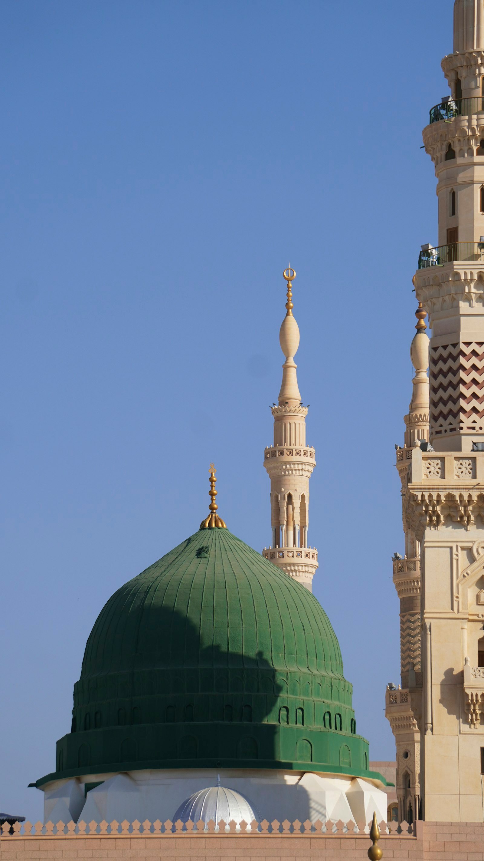 Serene Green Dome of Masjid an-Nabawi beneath a clear Madinah sky